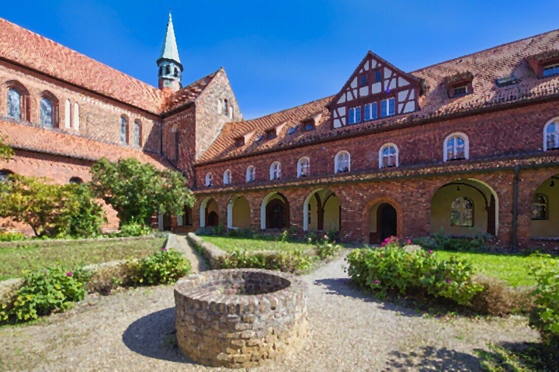 Former Cistercian Lehnin Monastery, St. Mary's Gothic Church and cloister courtyard, Brandenburg, Germany, Europe
