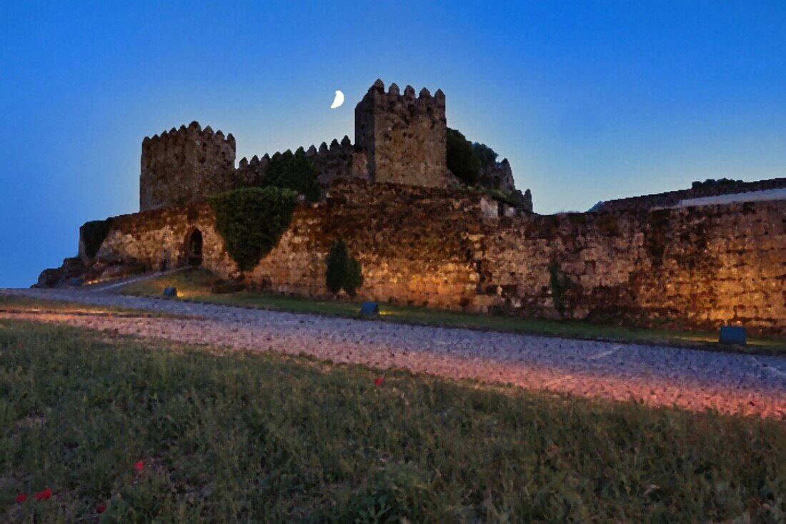 Treason's Gate und Wälle in der Dämmerung, Schloss Trancoso, Serra da Estrela, Centro, Portugal, Europa