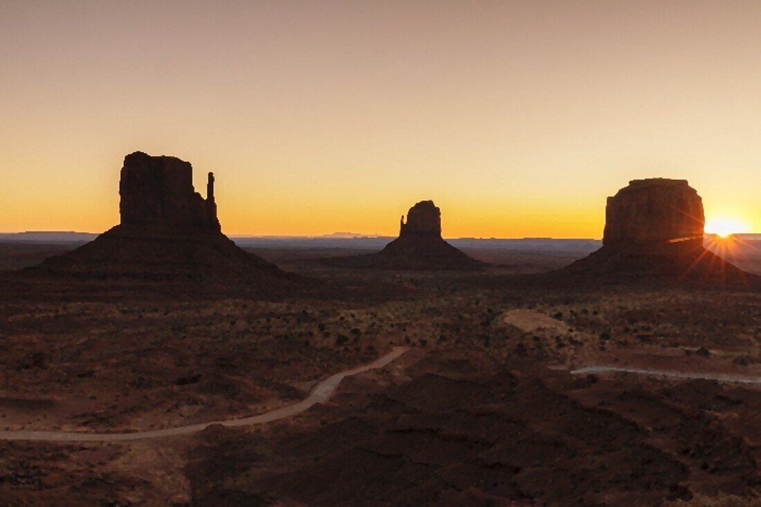 Monument Valley mit West Mitten Butte, East Mitten Butte und Merrick Butte, Monument Valley Tribal Park, Arizona, Vereinigte Staaten von Amerika, Nordamerika