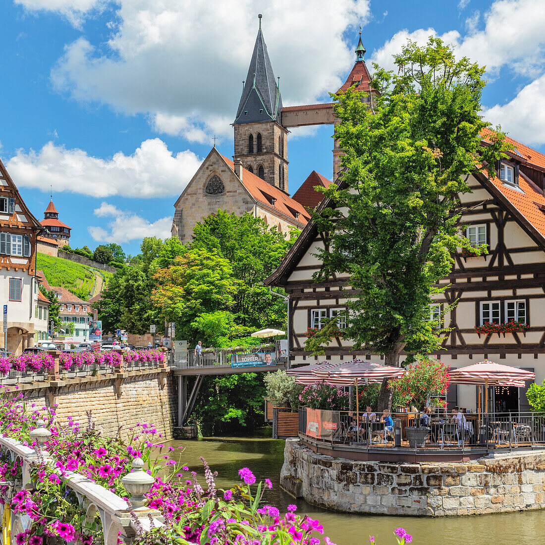 Blick über den Rossneckarkanal zur St. Dionyskirche und das Schloss, Altstadt von Esslingen am Neckar, Baden-Württemberg, Deutschland, Europa