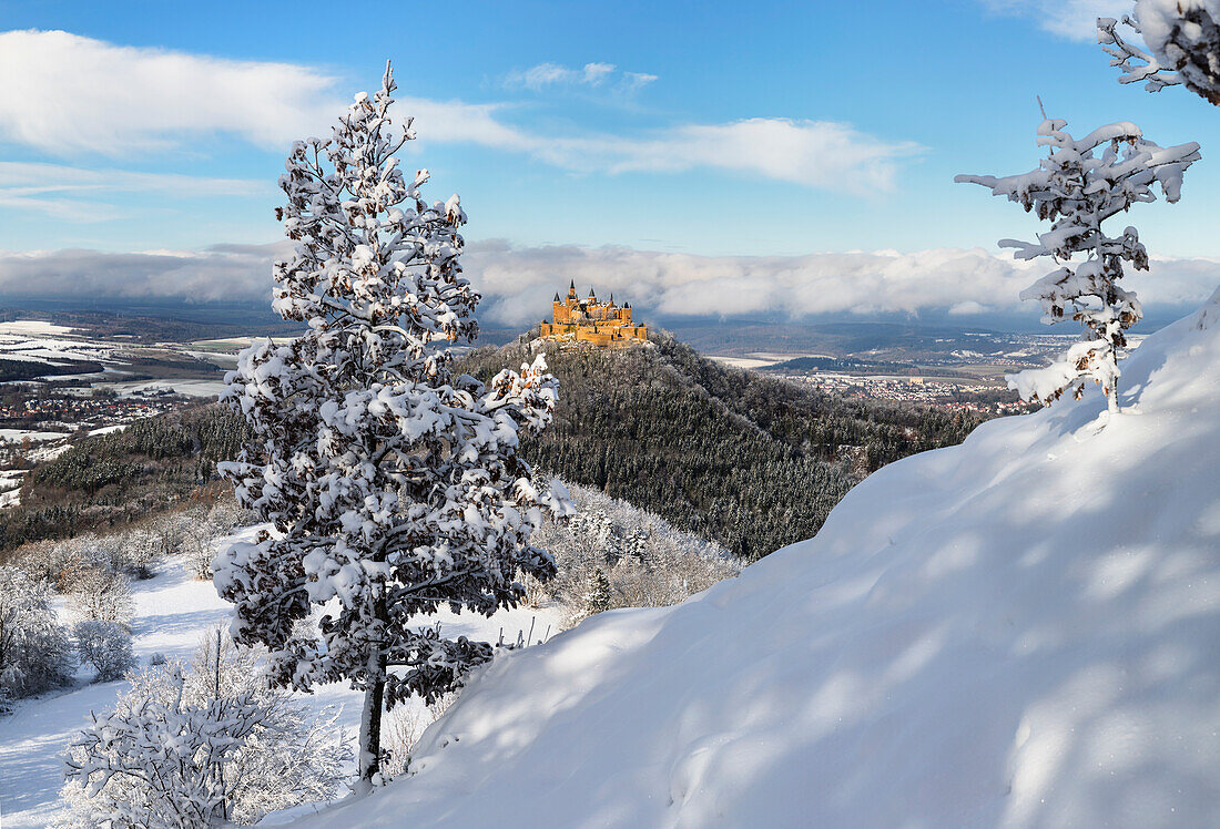 Burg Hohenzollern im Winter, Schwäbische Alb, Baden-Württemberg, Deutschland, Europa