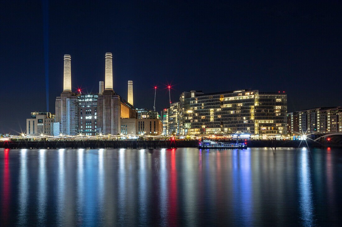 Die neu renovierte Battersea Power Station und Apartments, Nachtaufnahme, spiegelt sich in der Themse, Nine Elms, Wandsworth, London, England, Vereinigtes Königreich, Europa wider