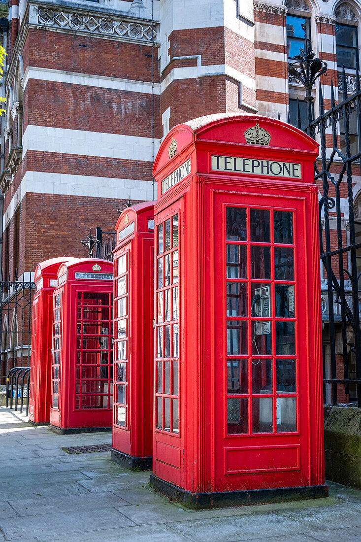 Traditionelle K6-Telefonzellen aus rotem Metall, entworfen von Sir Giles Gilbert Scott, Holborn, London, England, Vereinigtes Königreich, Europa