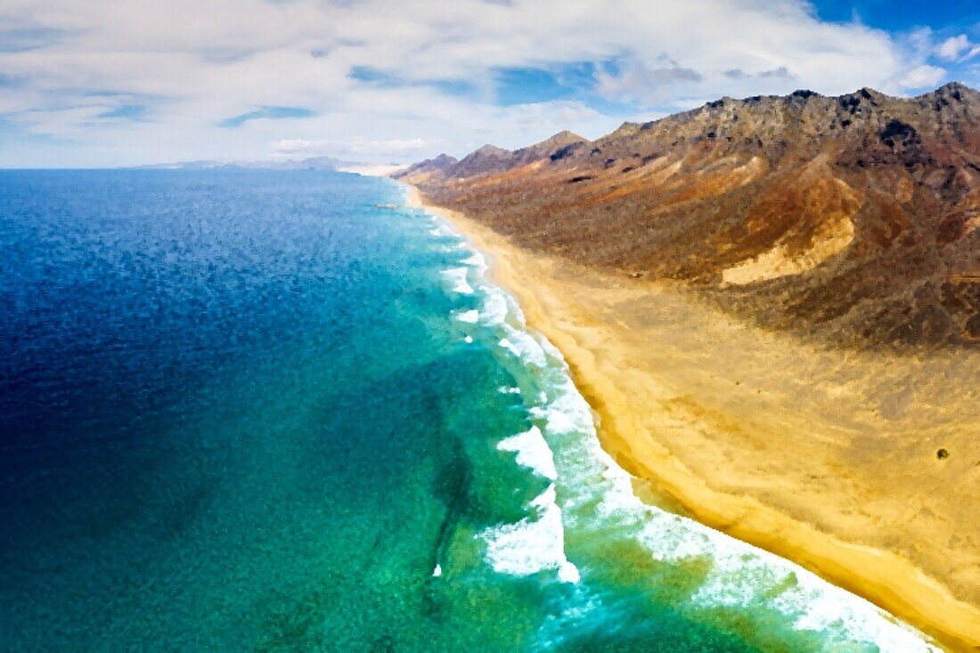 Luftpanorama der Berge und des Strandes von Cofete im Naturpark Jandia, Fuerteventura, Kanarische Inseln, Spanien, Atlantik, Europa