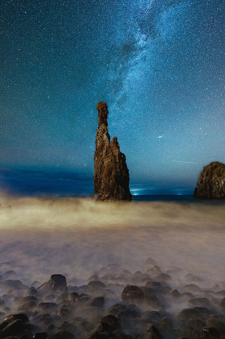 Milchstraße, die auf scharfen Felsformationen von Ilheus da Rib und Ribeira da Janela im Atlantik, Madeira, Portugal, Atlantik, Europa scheint