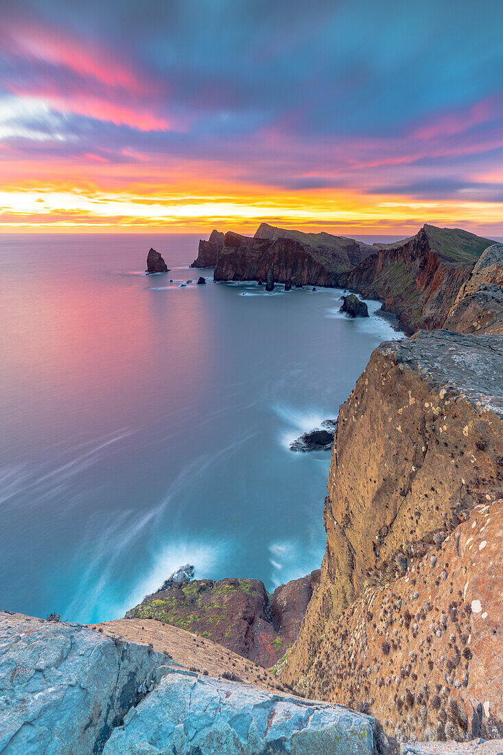 Wellen auf Klippen im Morgengrauen, Ponta Do Rosto, Halbinsel Sao Lourenco, Canical, Insel Madeira, Portugal, Atlantik, Europa