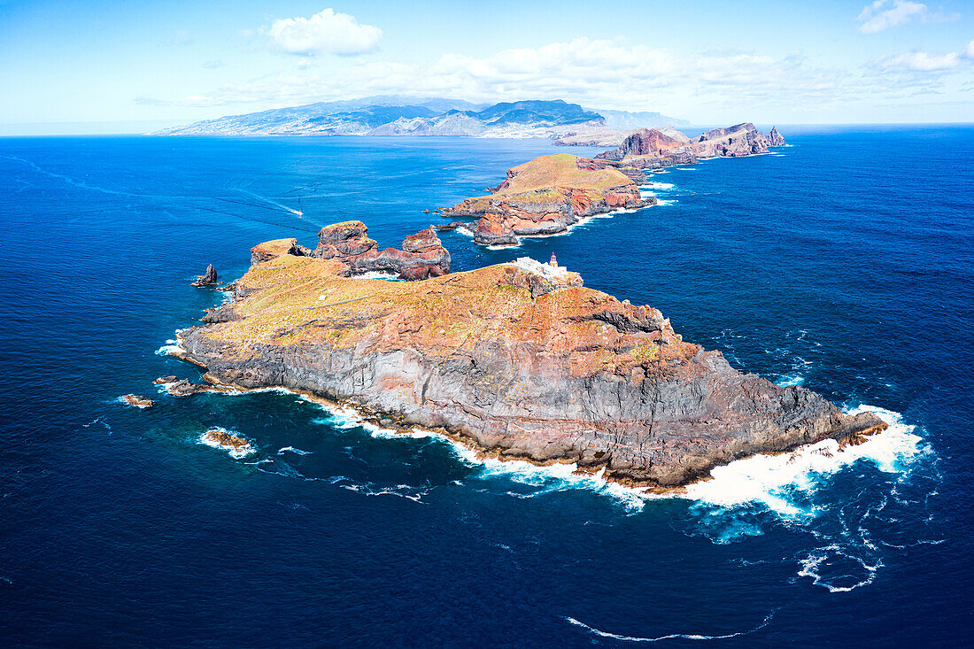 Luftaufnahme des Leuchtturms auf Klippen im blauen Atlantik, Halbinsel Sao Lourenco, Canical, Insel Madeira, Portugal, Europa