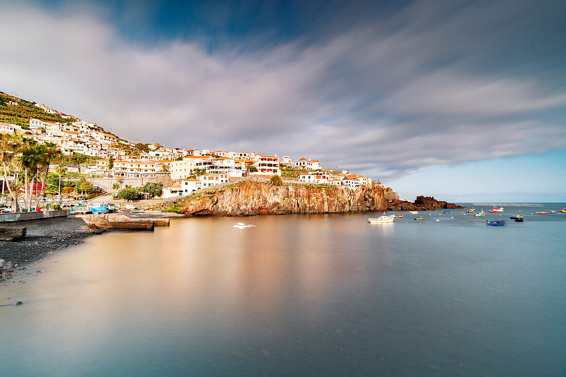 Hafen der weißen Stadt Camara de Lobos thront auf Klippen, Insel Madeira, Portugal, Atlantik, Europa