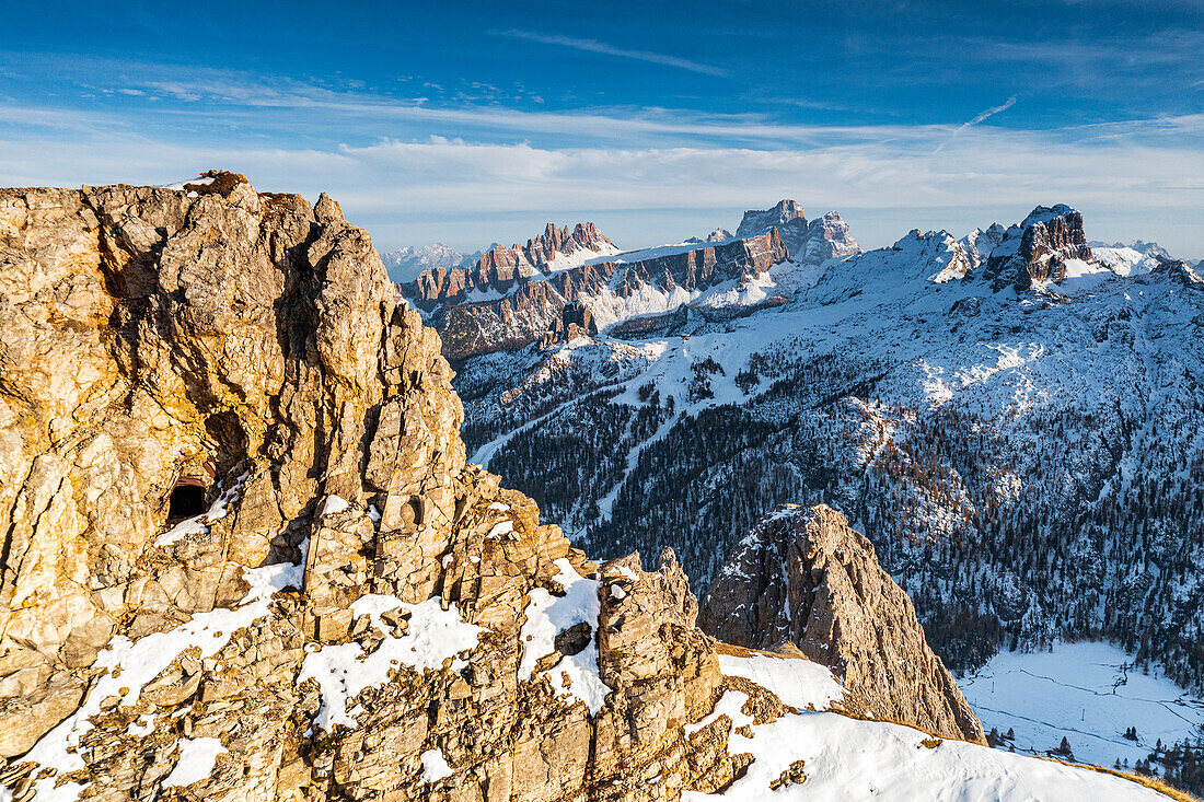 Felsentunnel des Ersten Weltkriegs auf dem Berg Lagazuoi mit den Gipfeln Pelmo und Nuvolau im Hintergrund, Luftaufnahme, Naturpark der Ampezzo-Dolomiten, Venetien, Italien, Europa