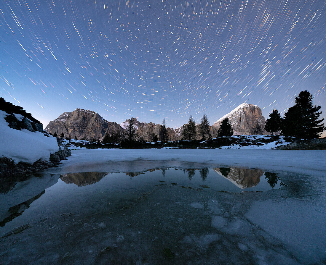 Polarsternspur am Nachthimmel über den Gipfeln Lagazuoi und Tofana di Rozes vom zugefrorenen See Limides, Dolomiten, Venetien, Italien, Europa
