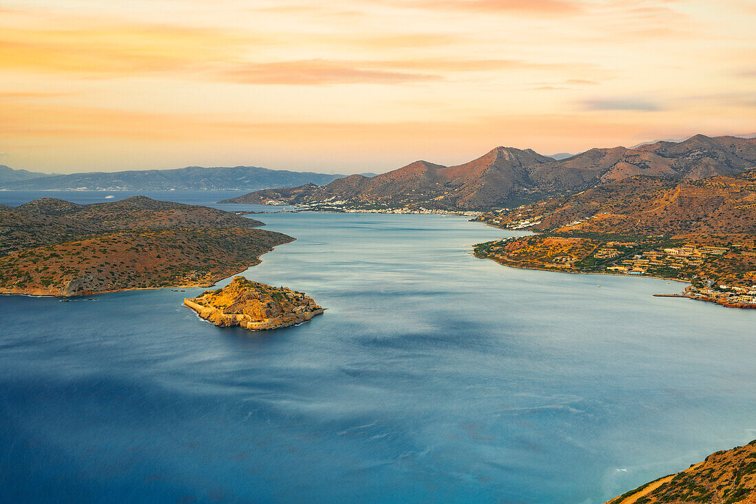 Insel Spinalonga im blauen Meer des Golfs von Mirabello bei Sonnenaufgang, Plaka, Präfektur Lassithi, Kreta, griechische Inseln, Griechenland, Europa