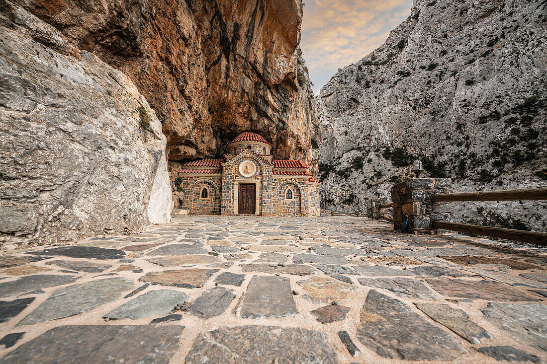 Orthodoxe Kapelle Agios Nikolaos eingebettet in Felsen in der Kotsifou-Schlucht, Insel Kreta, griechische Inseln, Griechenland, Europa