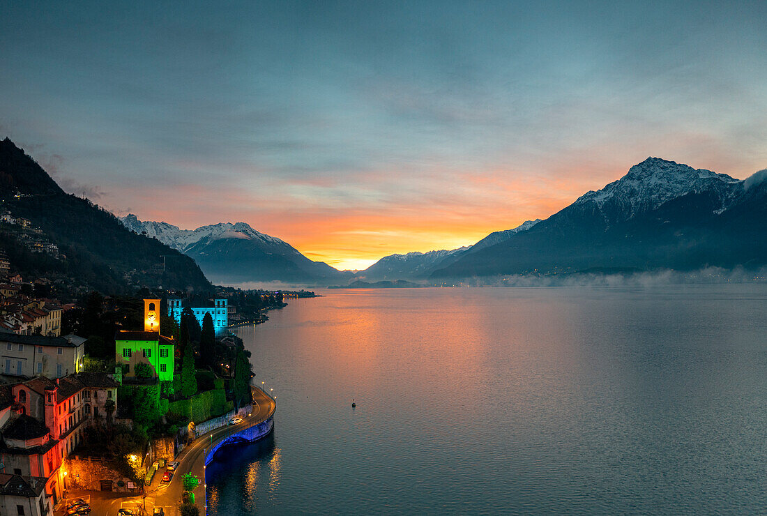 Weihnachtsbeleuchtung schmückt den alten Glockenturm und die Häuser in Gravedona bei Sonnenaufgang, Comer See, Lombardei, Italienische Seen, Italien, Europa