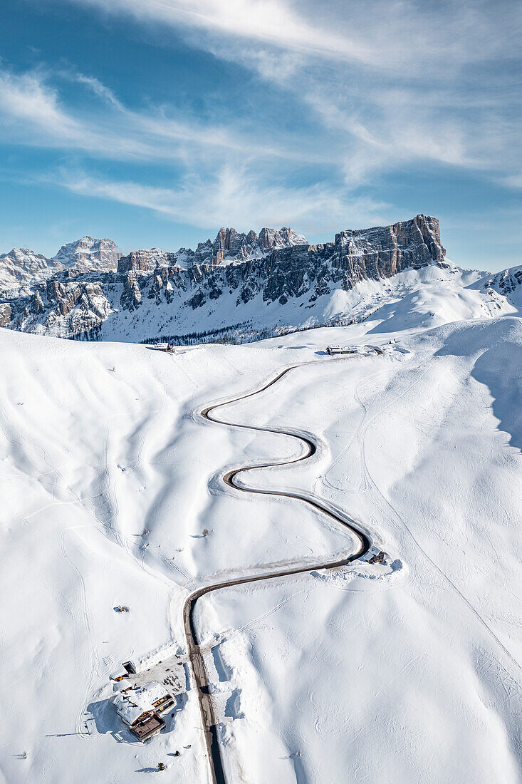 Luftaufnahme der kurvenreichen Bergstraße im Schnee und Lastoi De Formin, Giau Pass, Dolomiten, Provinz Belluno, Venetien, Italien, Europa
