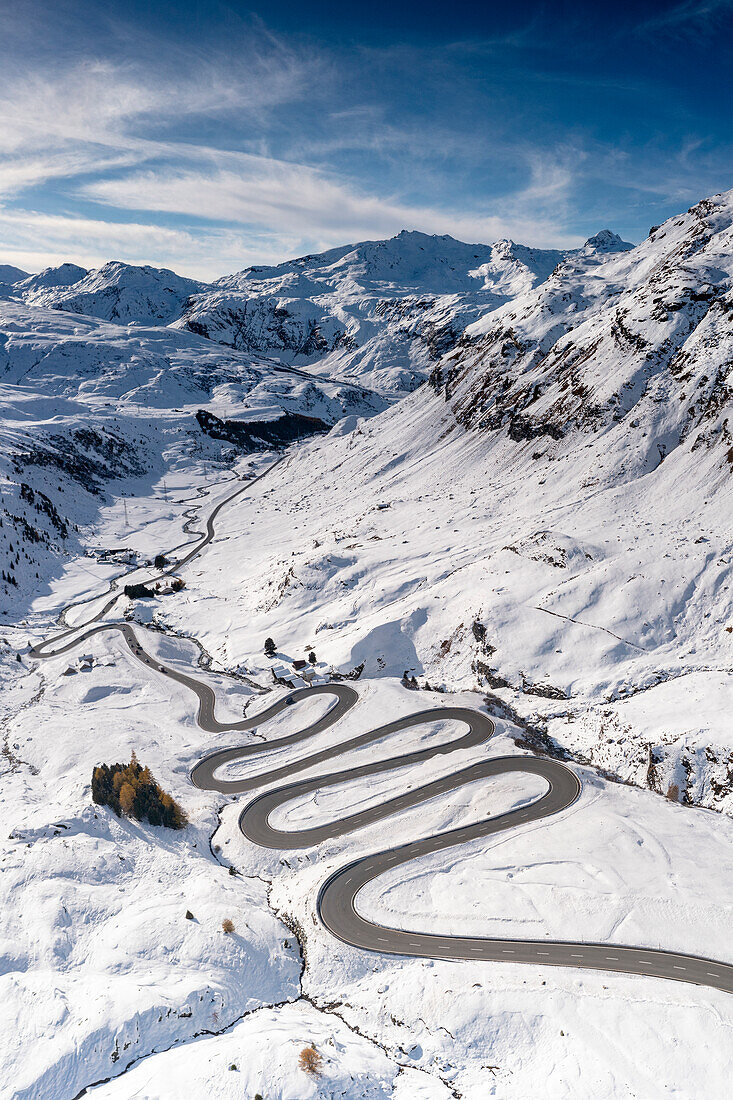Luftaufnahme der kurvenreichen Bergstraße im Schnee, Julierpass, Bezirk Albula, Engadin, Kanton Graubünden, Schweiz, Europa