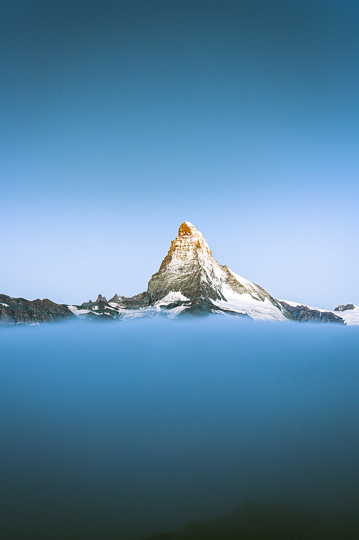 Matterhorn-Gipfel aus Nebel in der Abenddämmerung, Zermatt, Kanton Wallis, Schweizer Alpen, Schweiz, Europa