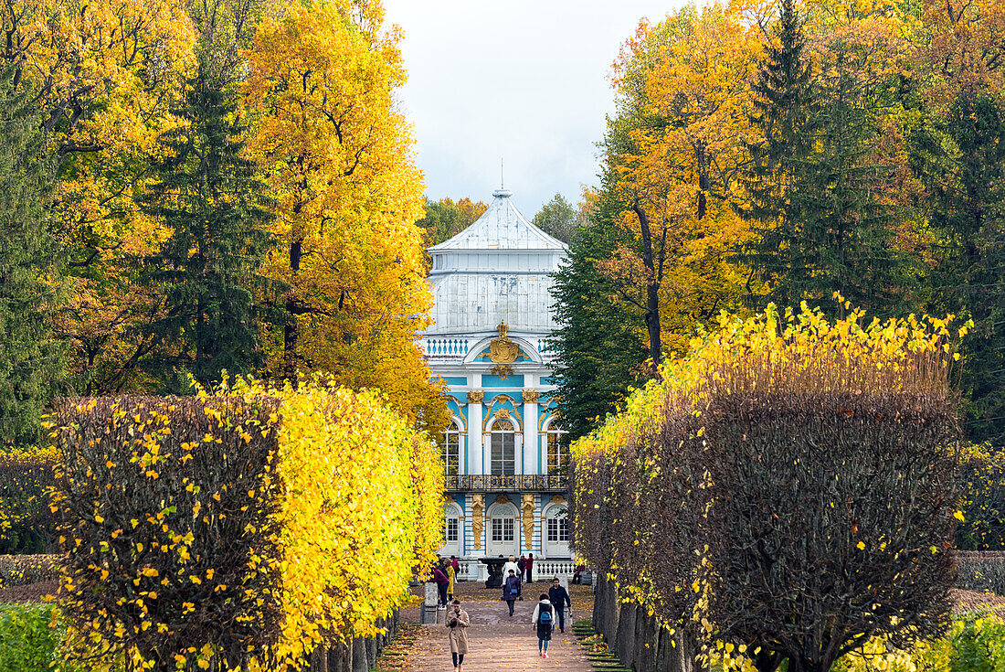 Eremitage-Pavillon, gesehen durch die Eremitage-Gasse, Katharinenpark, Puschkin (Zarskoje Selo), in der Nähe von St. Petersburg, Russland, Europa