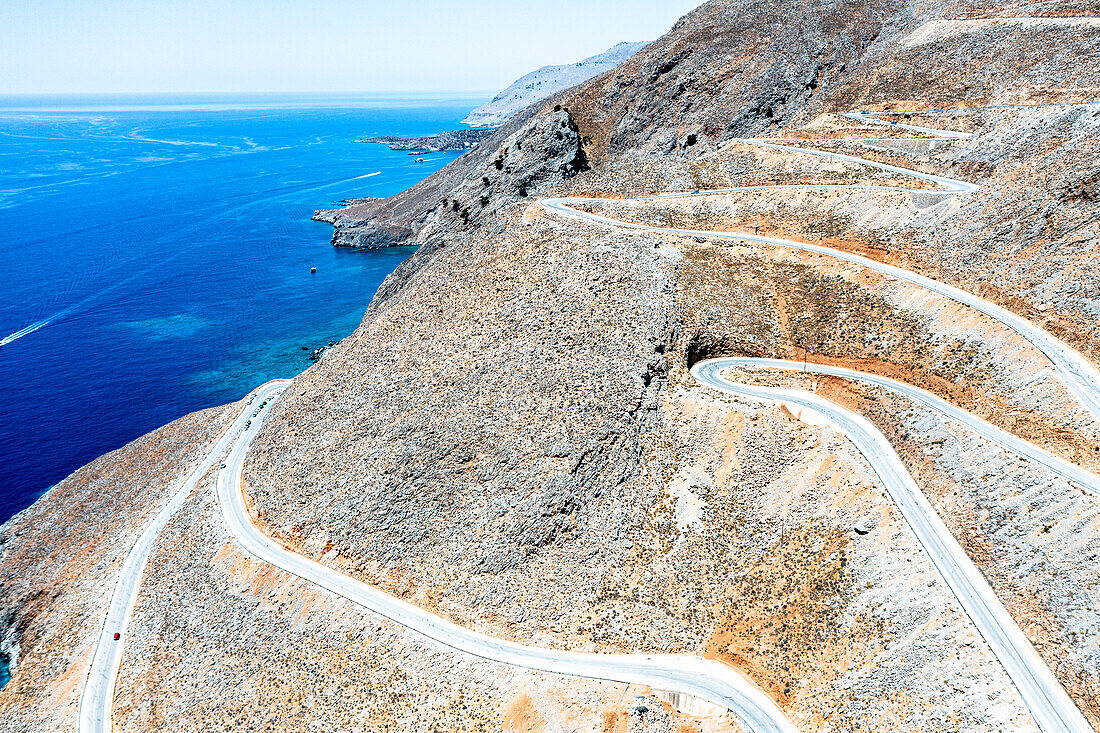 Haarnadelkurven der Bergstraße, die zum blauen Meer führt, Luftbild, Insel Kreta, griechische Inseln, Griechenland, Europa