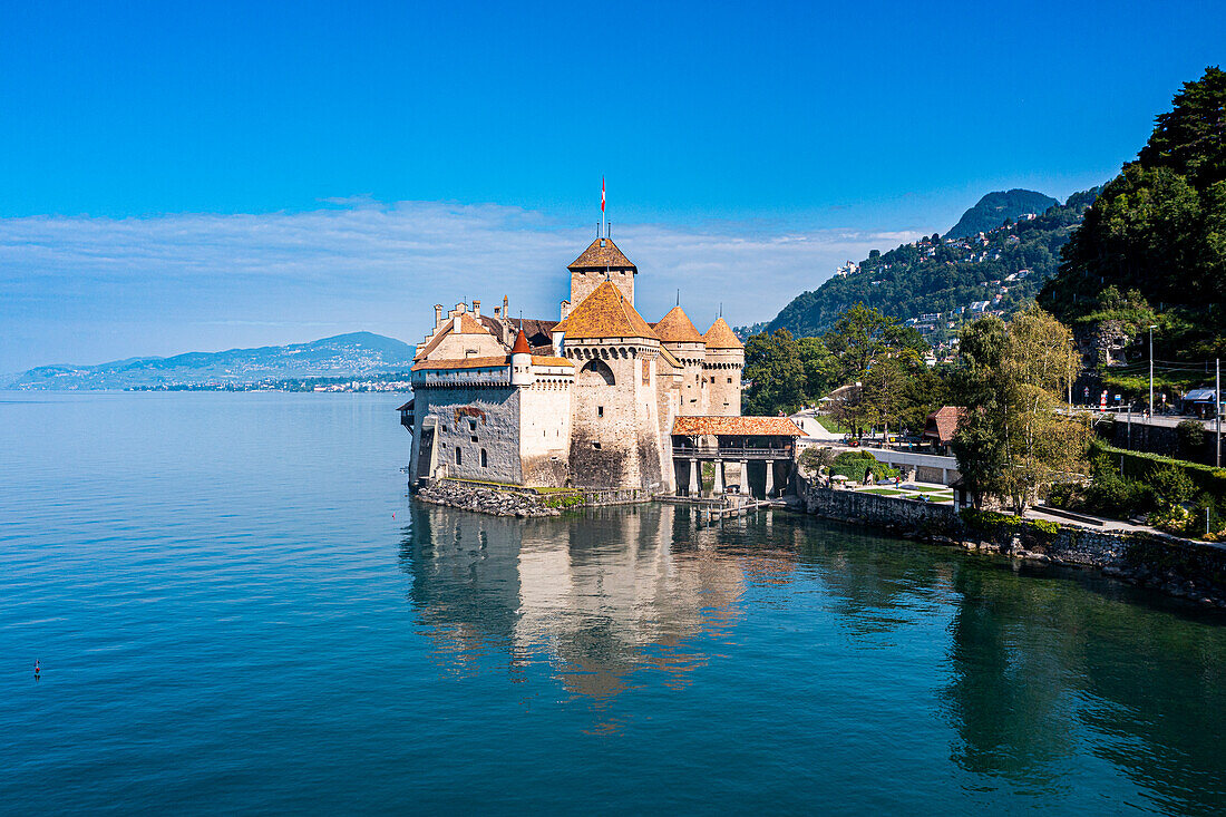 Luftaufnahme des Schlosses Chillon, Genfer See, Schweiz, Europa