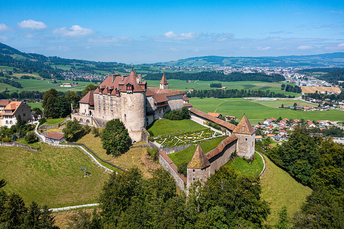 Luftaufnahme von Schloss Gruyère, Fribourg, Schweiz, Europa