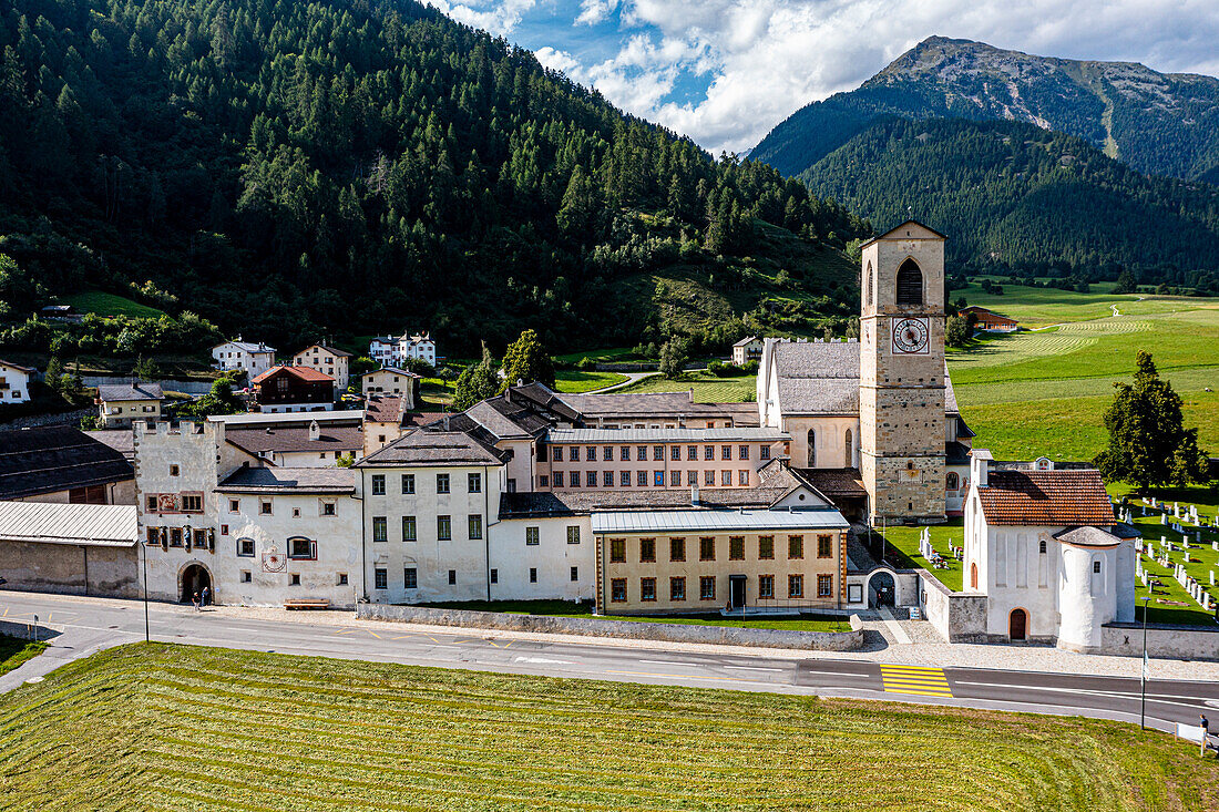 Luftaufnahme des Benediktinerklosters St. Johannes in Müstair, UNESCO-Weltkulturerbe, Schweizer Alpen, Schweiz, Europa