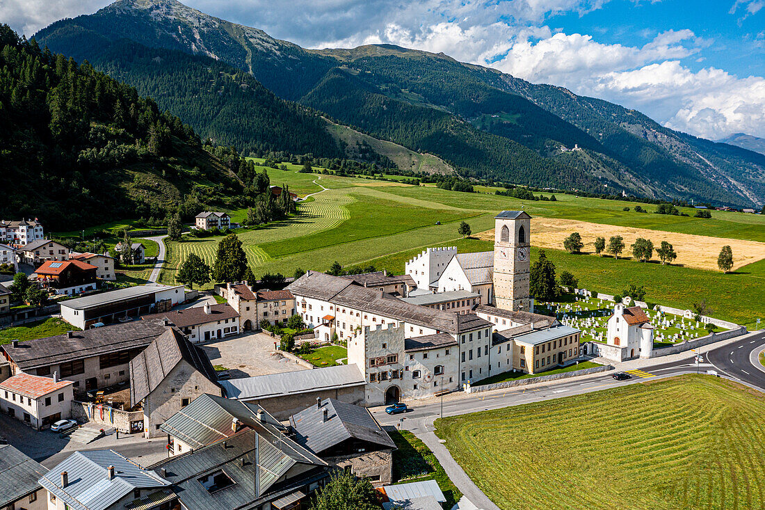 Luftaufnahme des Benediktinerklosters St. Johannes in Müstair, UNESCO-Weltkulturerbe, Schweizer Alpen, Schweiz, Europa