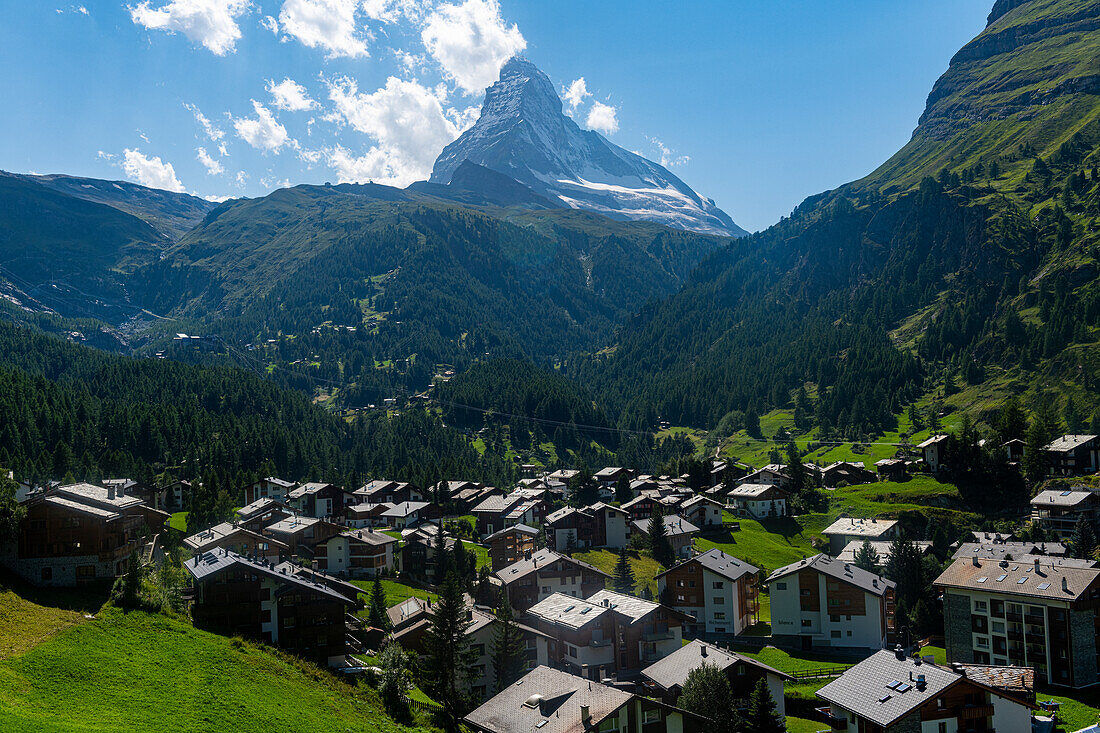 Das Matterhorn hinter Zermatt, Wallis, Schweizer Alpen, Schweiz, Europa