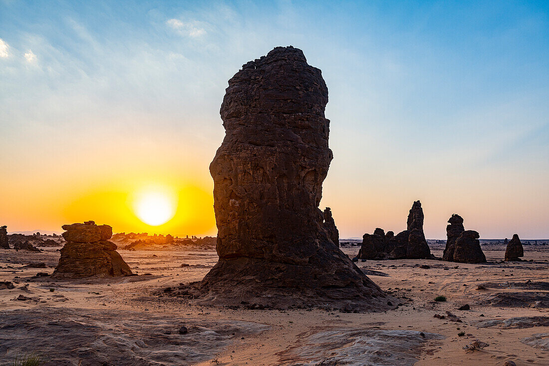 Sonnenuntergang über den Felsformationen Algharameel, Al Ula, Königreich Saudi-Arabien, Naher Osten