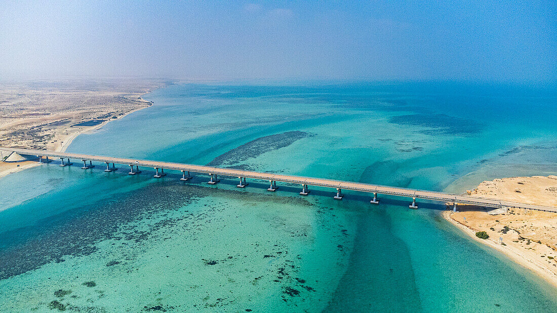Luftaufnahme der Brücke zwischen den Farasan-Inseln, Königreich Saudi-Arabien, Naher Osten