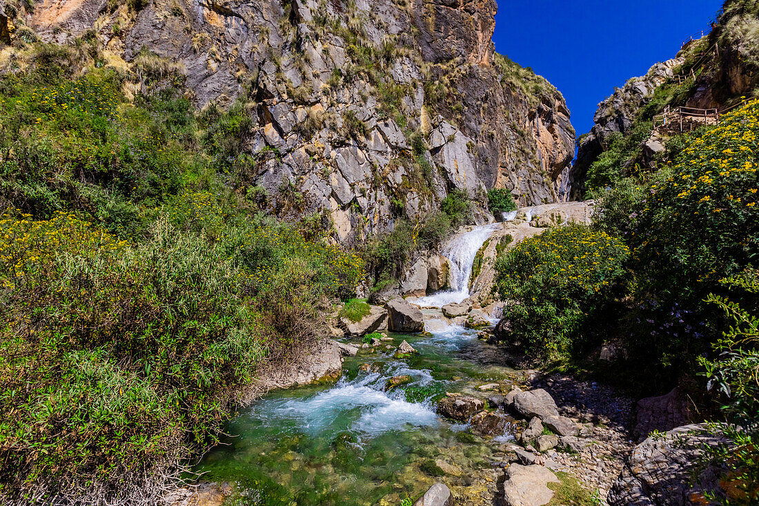 Wasserfall entlang des Inti Punku Trek, Ollantaytambo, Peru, Südamerika
