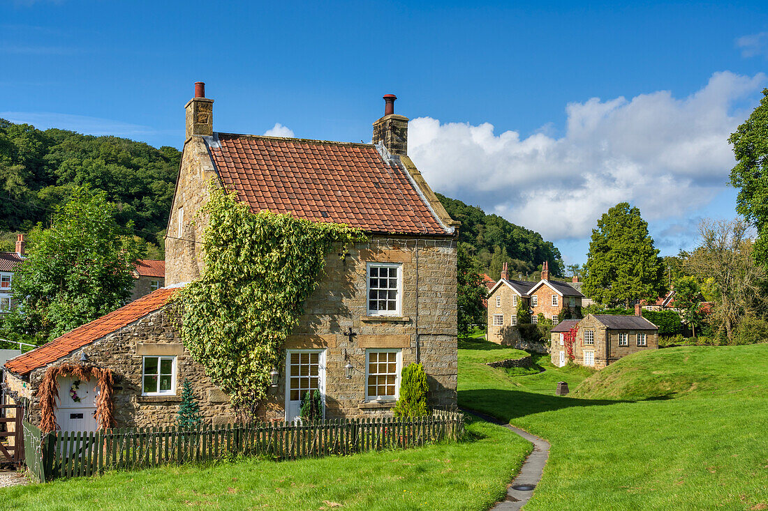 Cottages aus Stein rund um den Dorfplatz im Moordorf Hutton Le Hole in den North Yorkshire Moors, Yorkshire, England, Vereinigtes Königreich, Europa