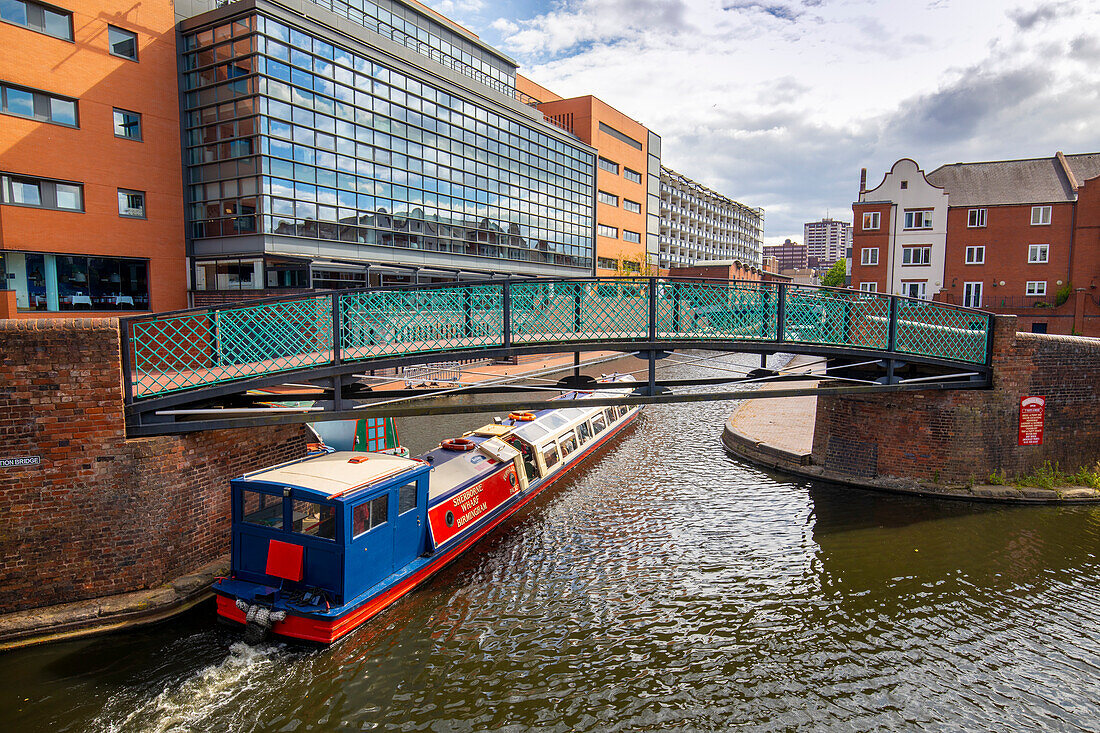 Grachtenfahrt mit dem Boot, Canal Old Line, Birmingham, West Midlands, England, Vereinigtes Königreich, Europa