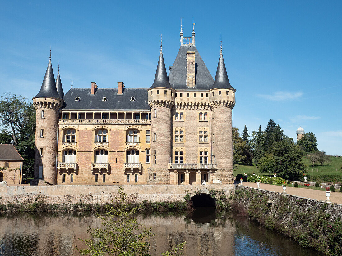 Schloss aus dem 14. bis 19. Jahrhundert in der Stadt La Clayette, Saône-et-Loire, im südlichen Burgund, Frankreich, Europa