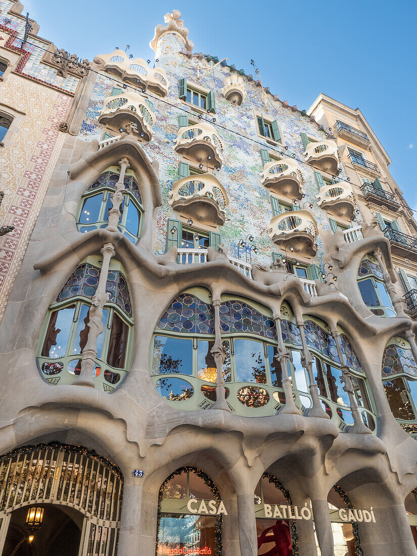 Fassade des Casa Battlo, entworfen von Antoni Gaudi, am Passeig de Gracia, UNESCO-Weltkulturerbe, Barcelona, Katalonien, Spanien, Europa