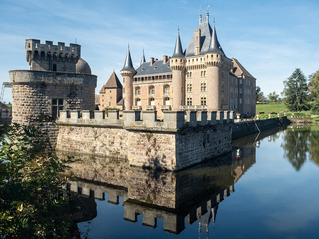 Schloss aus dem 14. bis 19. Jahrhundert in der Stadt La Clayette, Saône-et-Loire, im südlichen Burgund, Frankreich, Europa