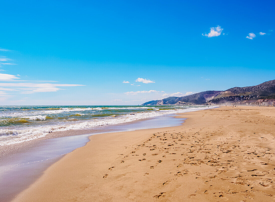 Strand in Castelldefels, einer Küstenstadt in der Nähe von Barcelona, Katalonien, Spanien, Europa