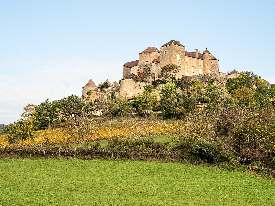 Schloss Berze (Forteresse de Berze) die größte Festung im südlichen Burgund aus dem 11. bis 14. Jahrhundert, Berze-le-Chatel, Saône-et-Loire, Burgund, Frankreich, Europa
