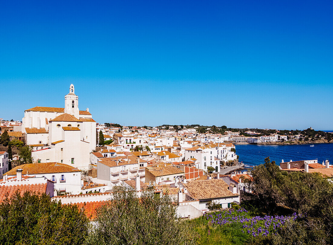 Stadtbild mit Kirche Santa Maria, Cadaques, Halbinsel Cap de Creus, Katalonien, Spanien, Europa