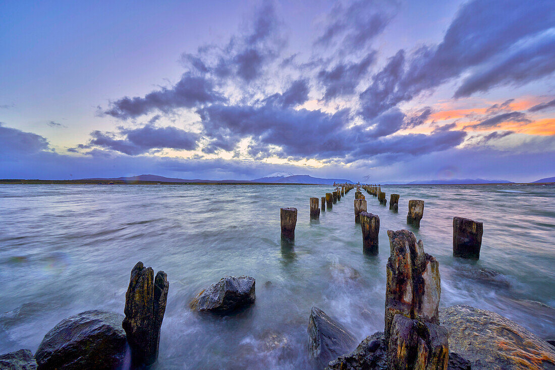 Pier bei Sonnenaufgang, Puerto Natales, Nationalpark Torres del Paine, Provinz Ultima Esperanza, Magallanes und chilenische Region Antactica, Patagonien, Chile, Südamerika