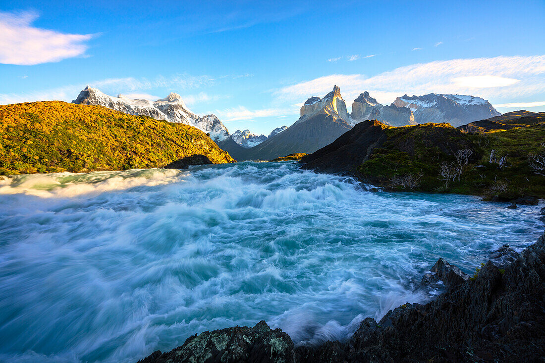 Wasserfall Salto Grande und Los Cuernos del Paine, Nationalpark Torres del Paine, Provinz Ultima Esperanza, Region Magallanes und chilenische Antaktik, Patagonien, Chile, Südamerika