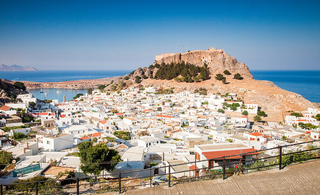 Blick über die Stadt Lindos, Rhodos, Dodekanes, griechische Inseln, Griechenland, Europa