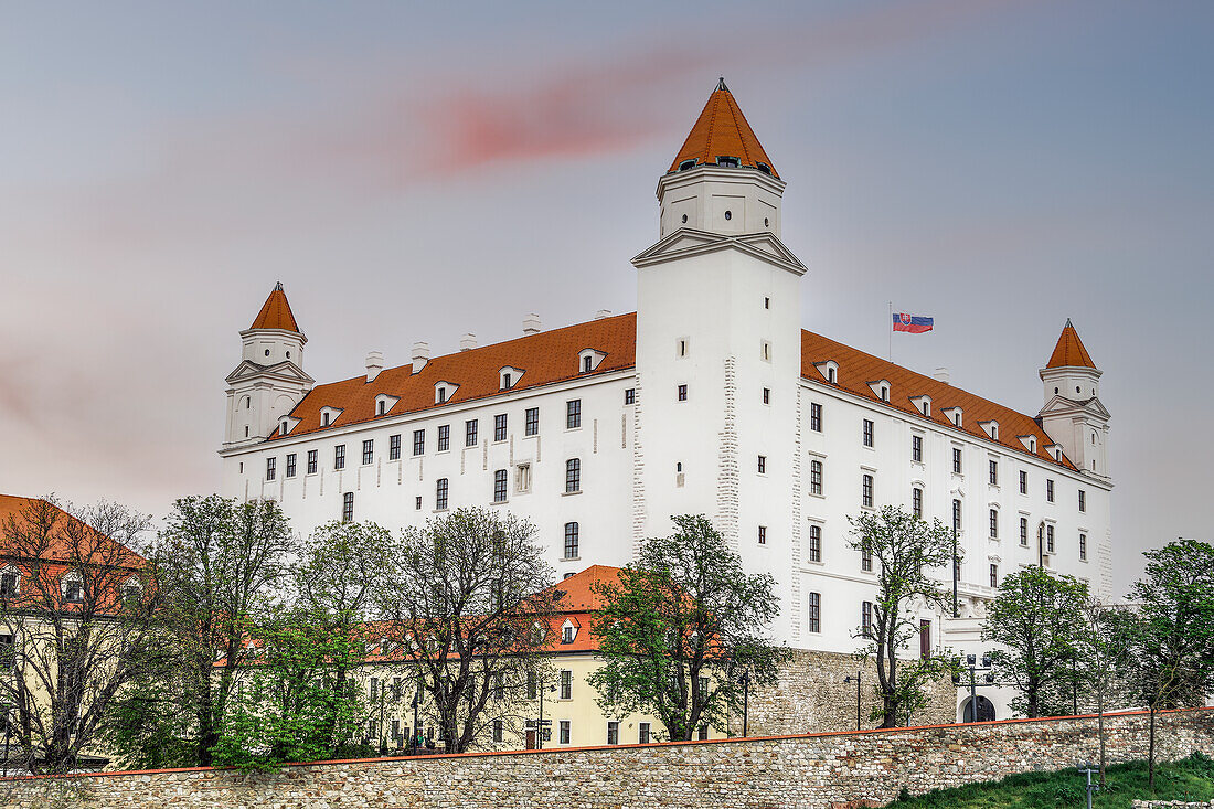 Barockburg Bratislava (Bratislavsky hrad) mit Fahnenschwingen, Bratislava, Slowakei, Europa