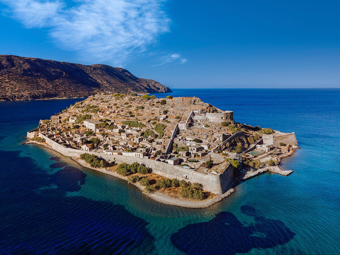 Drohnenansicht von Spinalonga, ehemalige Festung der Leprakolonie, Kreta, griechische Inseln, Griechenland, Europa