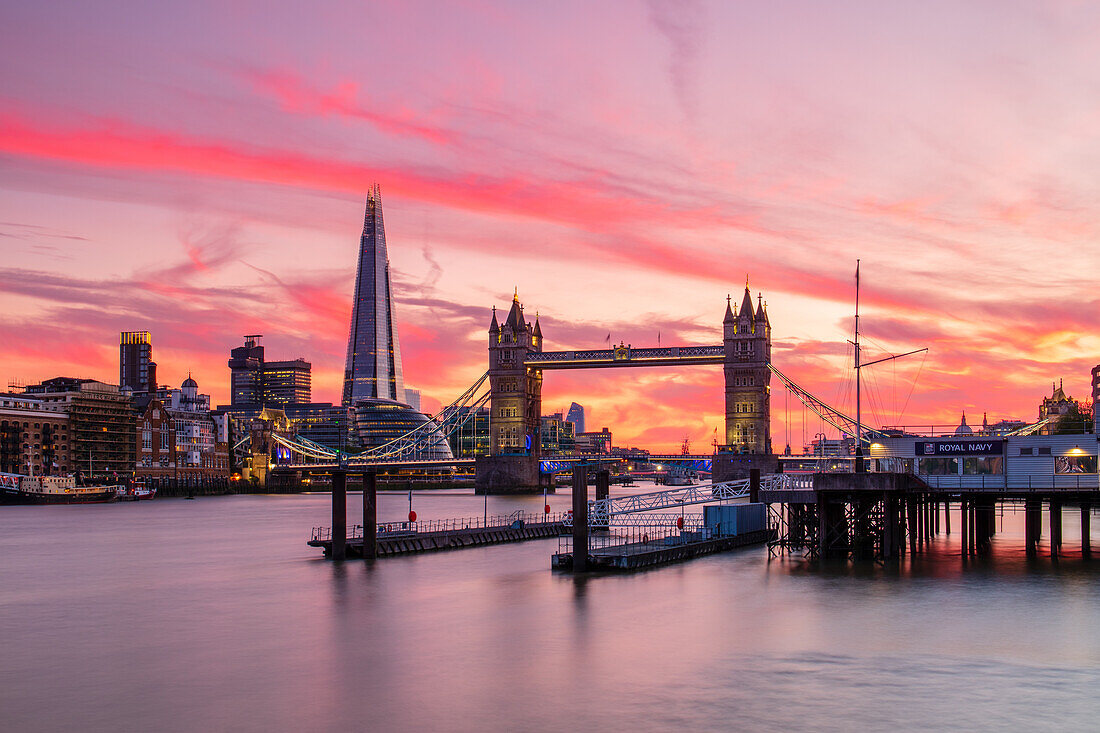 Tower Bridge und The Shard bei Sonnenuntergang, London, England, Vereinigtes Königreich, Europa