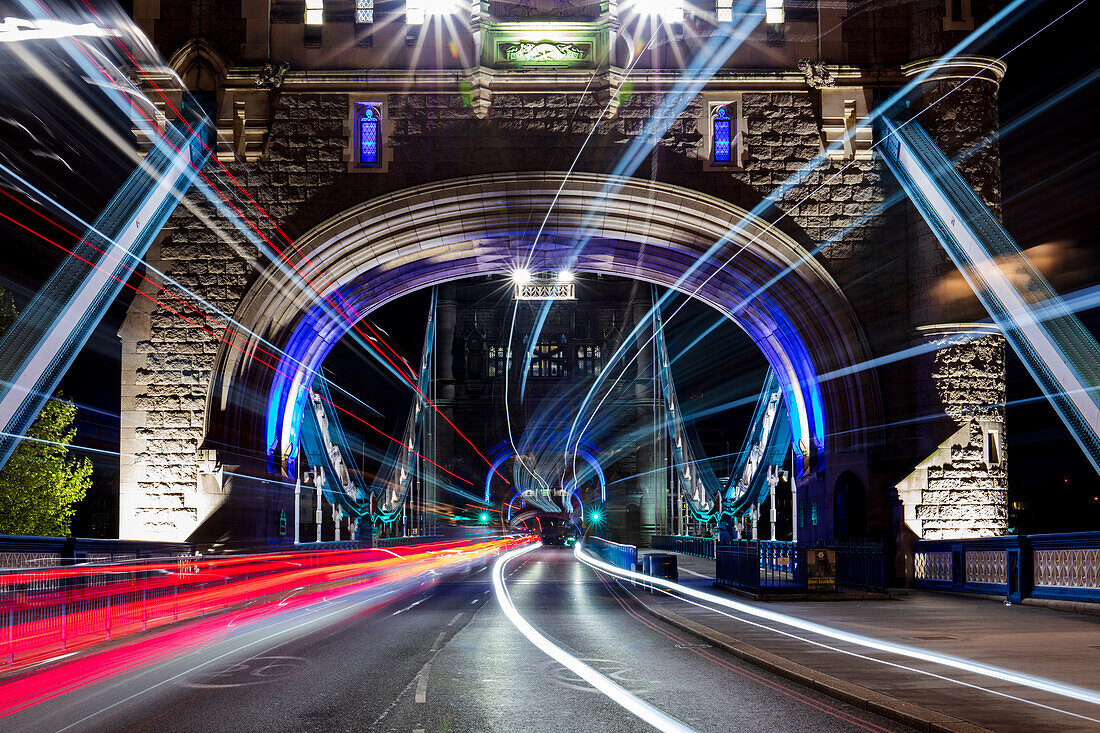 Tower Bridge bei Nacht, mit Lichtspuren, London, England, Vereinigtes Königreich, Europa