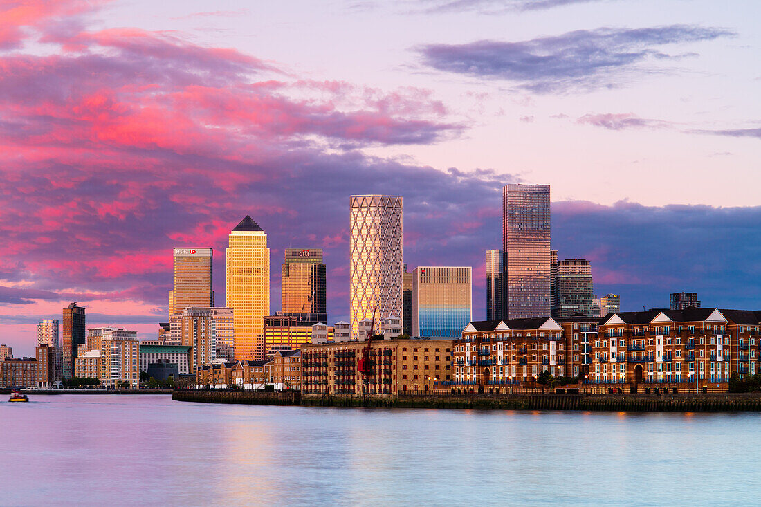 Canary Wharf und Rotherhithe bei Sonnenuntergang, Docklands, London, England, Vereinigtes Königreich, Europa