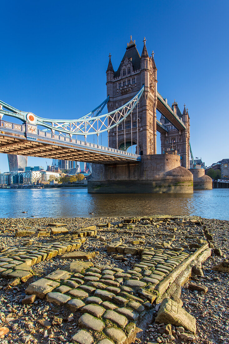 Tower Bridge und die Stadt bei Ebbe, London, England, Vereinigtes Königreich, Europa