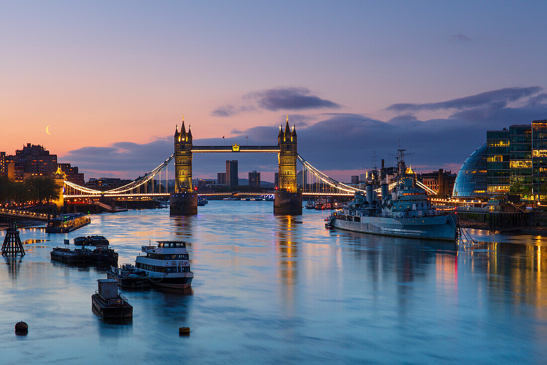 Tower Bridge und HMS Belfast bei Sonnenaufgang, London, England, Vereinigtes Königreich, Europa