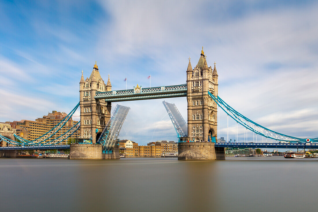 Langzeitbelichtung der Eröffnung der Tower Bridge, London, England, Vereinigtes Königreich, Europa