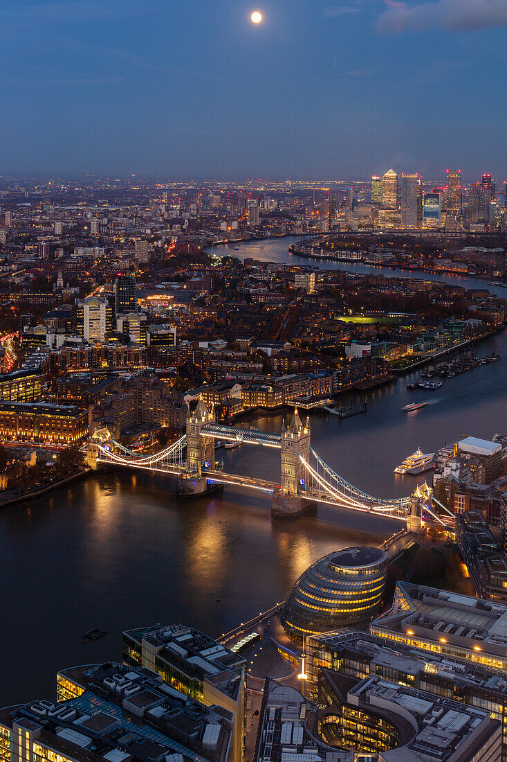 Themse, Tower Bridge und Canary Wharf von oben in der Abenddämmerung mit Mond, London, England, Vereinigtes Königreich, Europa